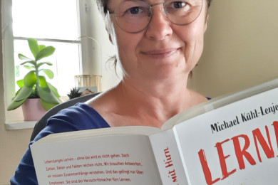 Manuela Burger mit Buch "Lernen mit Hirn"